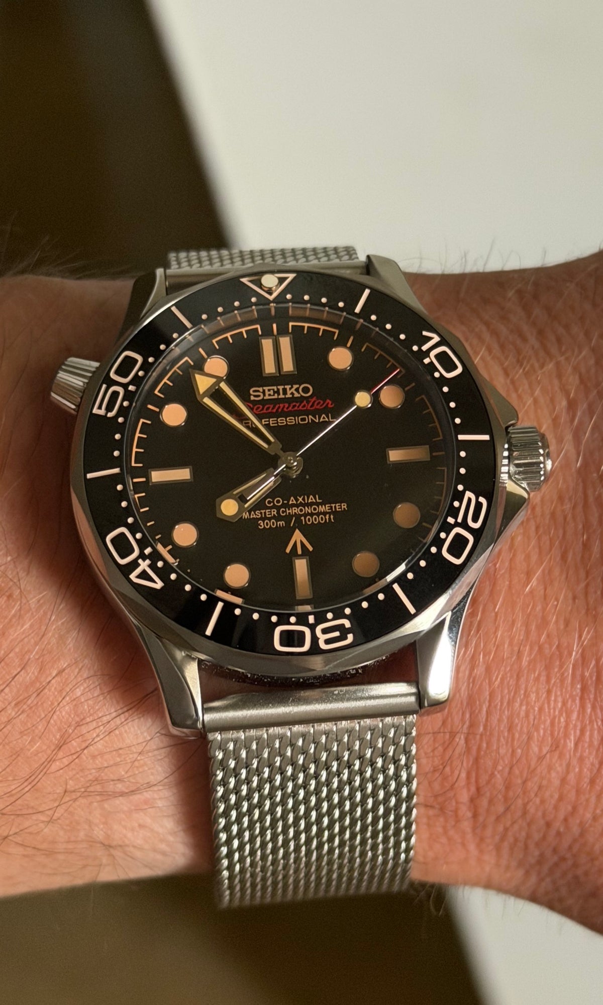 Seiko ‘Red Seamaster’ Mod James Bond Milanese Steel Strap 42