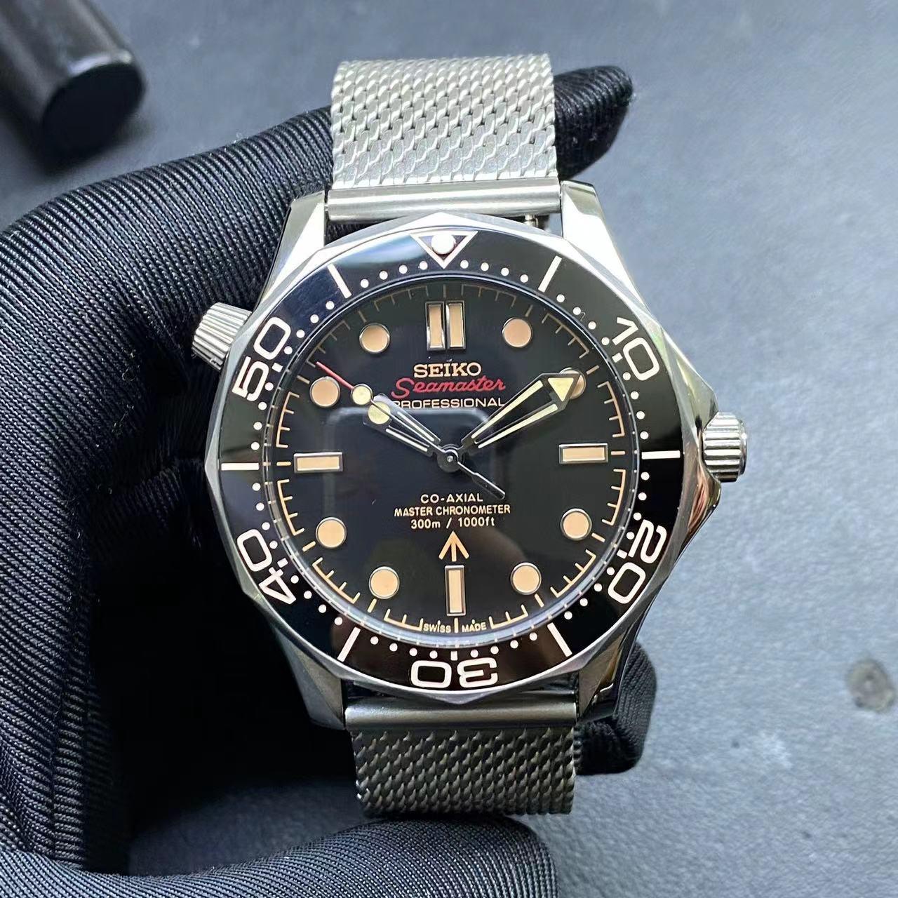 Seiko ‘Red Seamaster’ Mod James Bond Milanese Steel Strap 42