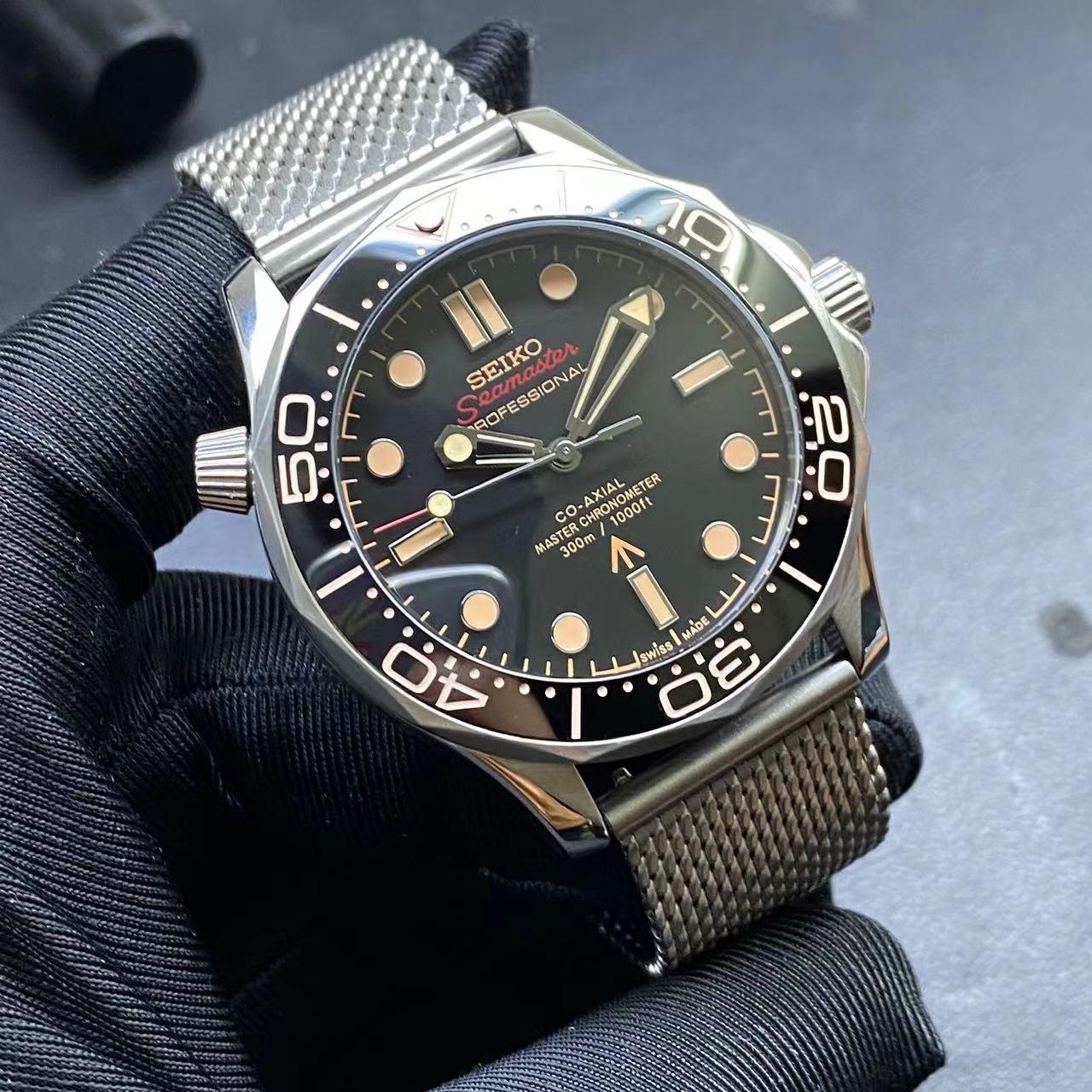 Seiko ‘Red Seamaster’ Mod James Bond Milanese Steel Strap 42