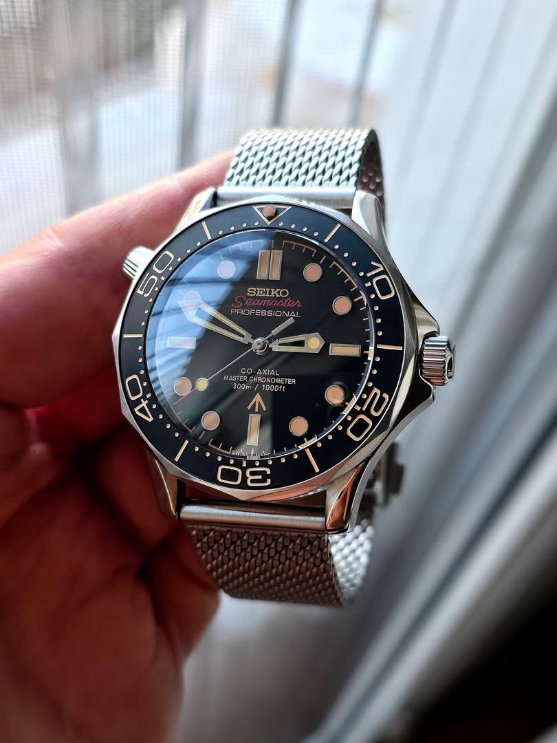Seiko ‘Red Seamaster’ Mod James Bond Milanese Steel Strap 42